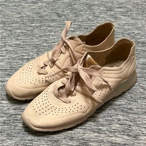 UGG Treadlite Ladies Leather Sneakers Shoes Size 8.5